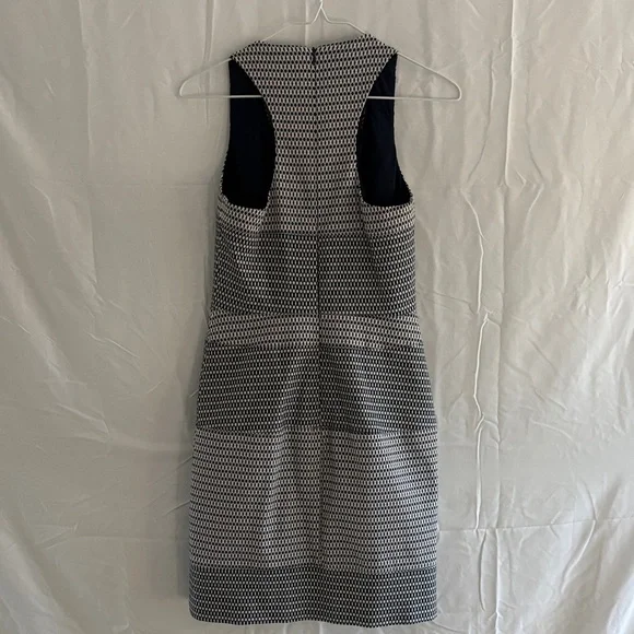 Artelier Nicole Miller Elegant Blue and White Patterned Dress - Picture 5 of 7